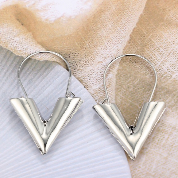 Jewelry - Silver “V” Hoop Earrings w/Ear Wire Hook